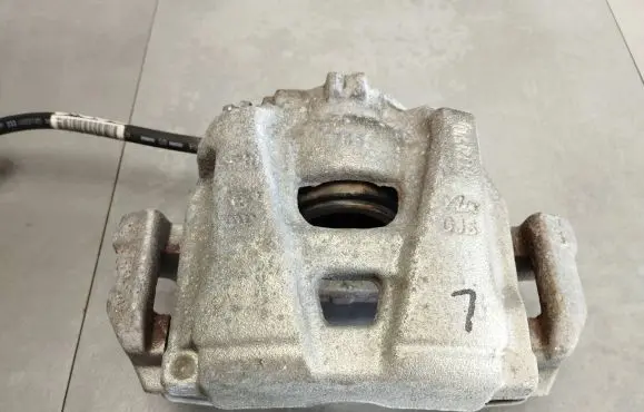 Audi A5 Sportback 8TA Front brake caliper