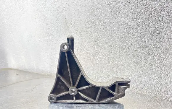 Opel Zafira A Engine mounting bracket 90575131