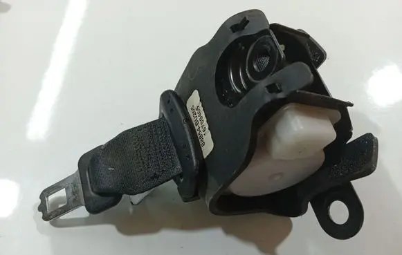 Middle seatbelt (rear)