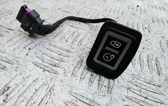 Opel Mokka B Fuel tank opening switch 