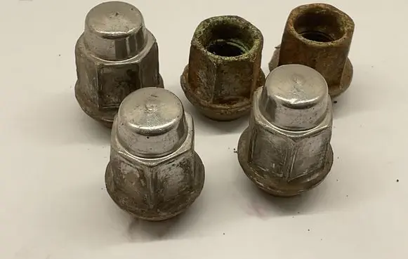 Jeep Cherokee III KJ Anti-theft wheel nuts and lock 
