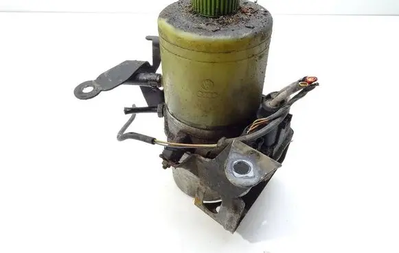 Volkswagen Polo IV 9N3 Power steering pump 