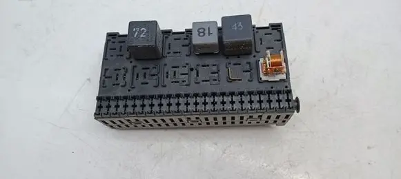 Volkswagen PASSAT B4 Fuse module 357937039