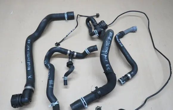 Ford Kuga II Engine coolant pipe/hose