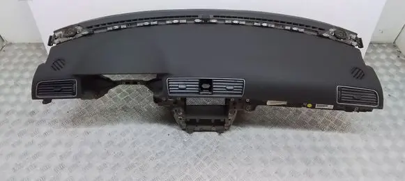 Volkswagen PASSAT B7 USA Dashboard 561857003 561880204A