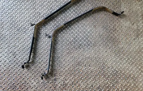 Fuel tank mounting bracket