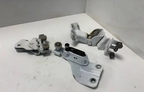 Nissan NV200 Sliding door upper roller guide/hinge 82410JX00A