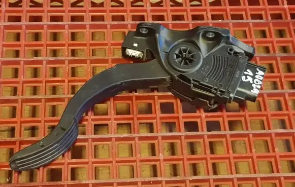 Volvo V70 Accelerator throttle pedal 6G929F836BD