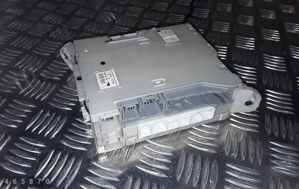 Lexus IS 220D-250-350 Fuse module 8273053050