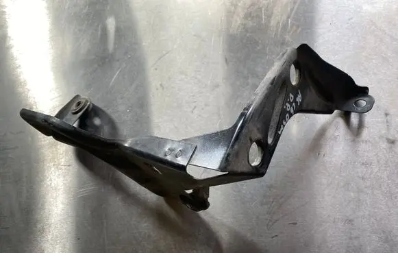 Audi A6 S6 C6 4F Intercooler pipe mounting bracket 4F0145814