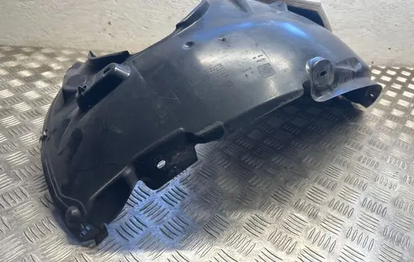Front wheel arch liner splash guards