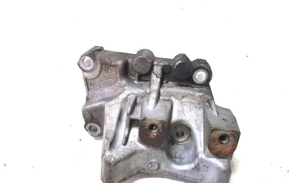 Engine mounting bracket