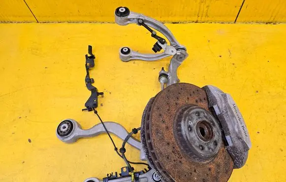 Mercedes-Benz GLC C253 Front wheel hub spindle knuckle 