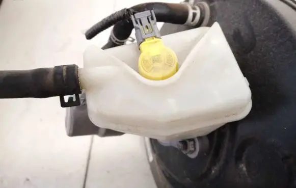 Honda Civic IX Brake fluid reservoir 