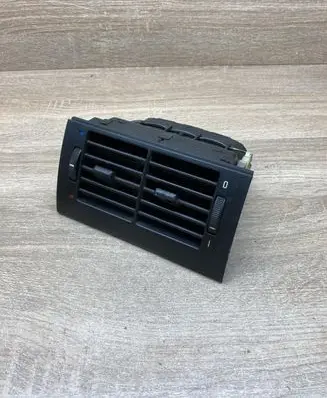 BMW 5 E39 Dash center air vent grill 8376150