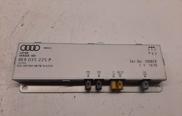 Audi A4 S4 B7 8E 8H Aerial antenna amplifier 8E9035225P