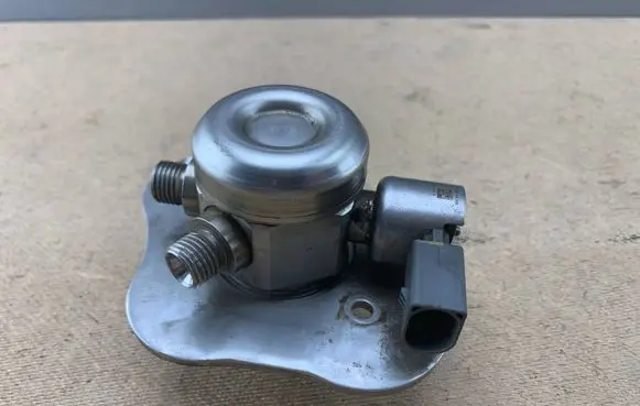 BMW 1 E81 E87 Fuel injection high pressure pump 7562473 13517562473