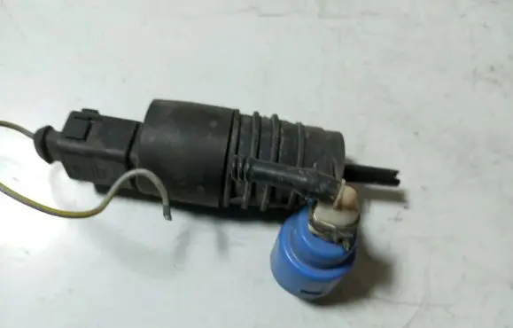 Volkswagen Touran I Windscreen/windshield washer pump 1T0955651A