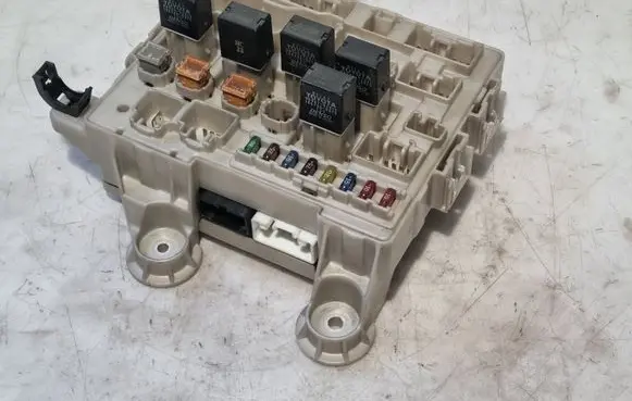Toyota Previa (XR30, XR40) II Fuse module 8922128040