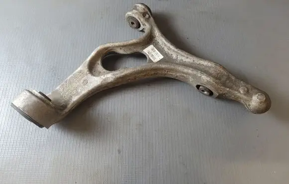 Volkswagen Touareg II Front lower control arm/wishbone 7P0407152E