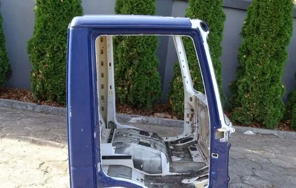 Iveco Daily 3rd gen Side skirt front trim 