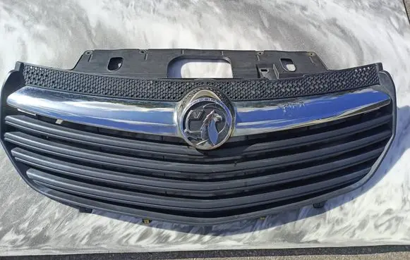 Opel Vivaro Front grill 6235544