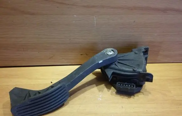 Volvo V70 Accelerator throttle pedal 9209745