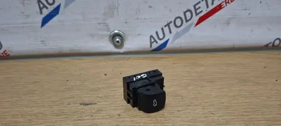 BMW X3 G01 Tailgate opening switch 9327029