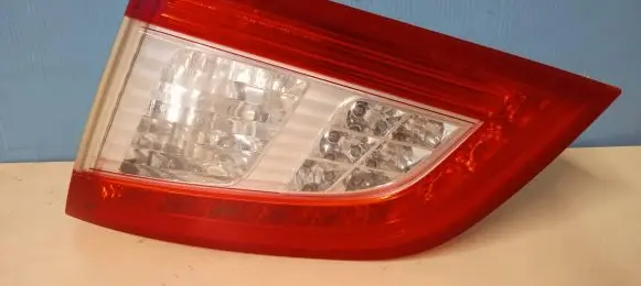 Tailgate rear/tail lights