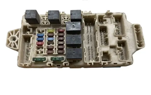 Mitsubishi Lancer Fuse module g8c223m5c 8637a3