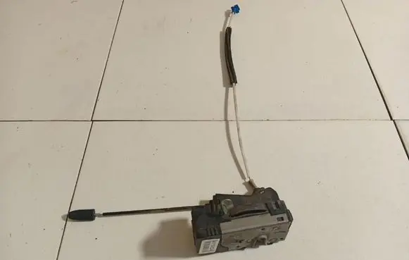 Opel Astra G Front door lock 24444016