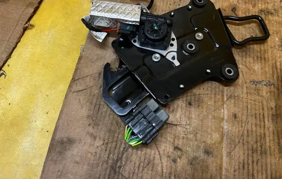Citroen DS7 Crossback Seat back rest lock catch 9818734280