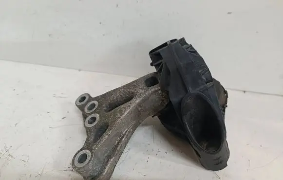 Peugeot 2008 I Engine mount bracket