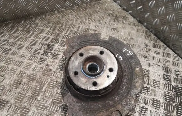 Rear wheel hub