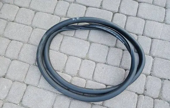 Opel Astra L Front door rubber seal 9838513580