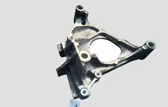 Nissan X-Trail T30 Engine mounting bracket