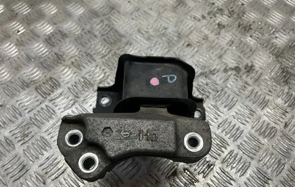 Engine mount vacuum valve