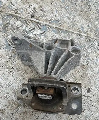 Nissan Qashqai Engine mount bracket