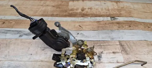 Lexus ES 250 - 300 - 330 Front door lock