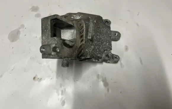 Mercedes-Benz CLS C218 X218 Engine mounting bracket A2782232404