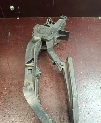 Mercedes-Benz E W211 Accelerator throttle pedal A2113000404