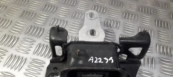 KIA Carnival Engine mount bracket 8V517M121AE 8V51-7M121AE