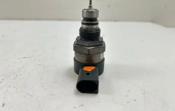 BMW 3 F30 F35 F31 Fuel pressure regulator 0281002738