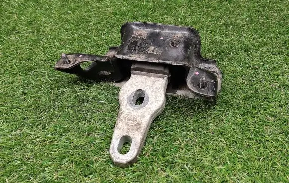 Ford Fiesta Engine mount bracket 8V517M121AE AV597M121AA