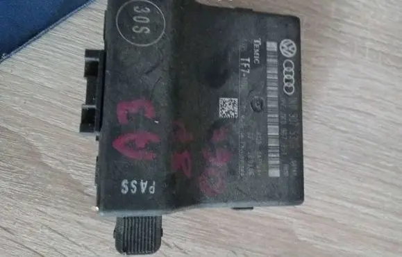Audi A3 S3 8P Gateway control module 1k0907530G