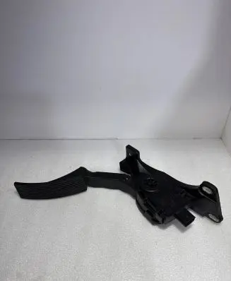 Accelerator throttle pedal