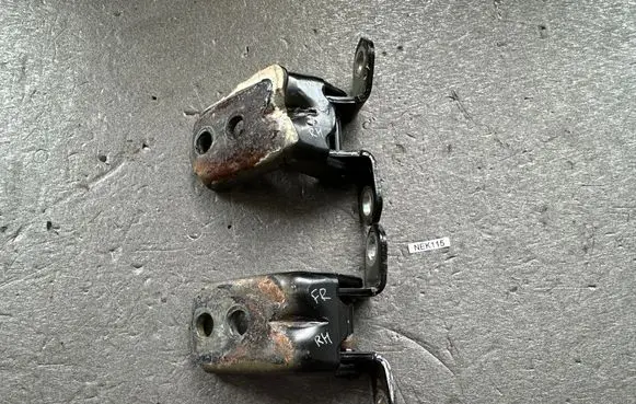 Nissan Patrol Y61 Front door hinge set 824212J000 824202J000