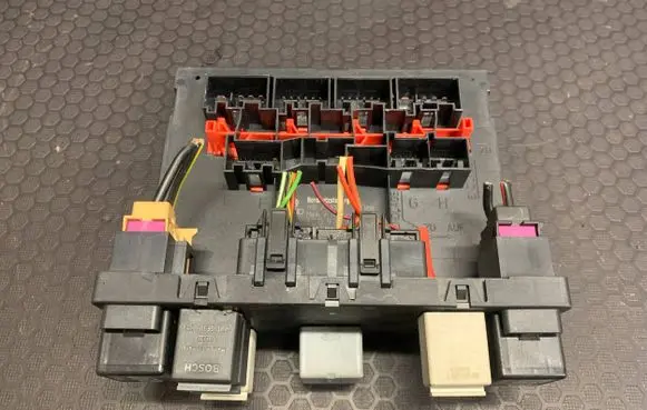 Volkswagen Touran I Fuse box set 3C0937049D H37S1002