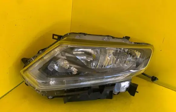 Nissan X-Trail T32 Headlight/headlamp SPP3850