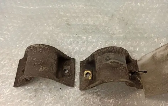 Mercedes-Benz 250 280 C CE W114 Sway bar bush bracket, front 